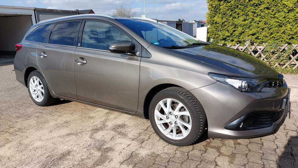 Toyota Auris 54.100 km 16.900 &euro; Bremerhaven, Stadt 27574